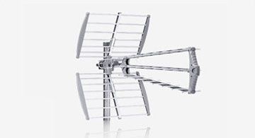 Eine silberne TV-Antenne mit mehreren horizontalen Elementen und zwei reflektierenden Gitterflächen.